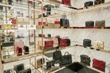 Rome, İtalya - Kasım, 2017 yaklaşık: Yves Saint Laurent çanta bir ikinci amiral gemisi mağaza Rinascente Roma ekranda.