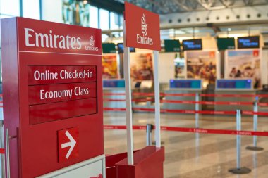 Milan Malpensa, İtalya - Kasım, 2017 yaklaşık: Emirates Havayolları iade alan, Milan-Malpensa airport, Terminal 1. 