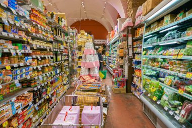 Roma, İtalya - Kasım 2017 yaklaşık: Carrefour Express içinde Roma'da mağaza. Sahibi ve Fransız perakendeci Carrefour tarafından işletilen Market Zinciri Carrefour Express olsun.