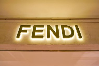 Milan, İtalya - Kasım, 2017 yaklaşık: Fendi şarkı Rinascente, bardak kadar kapatın. Rinascente yüksek kaliteli mağazaları oluşur.
