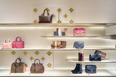 Rome, İtalya - Kasım, 2017 yaklaşık: Bir ikinci amiral gemisi mağaza, Rinascente Roma, Louis Vuitton içinde saklayın. Louis Vuitton bir moda evi ve lüks perakende şirketidir.