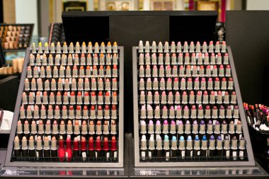 Roma, İtalya - Kasım, 2017 yaklaşık: Mac kozmetik ekranda bir ikinci amiral gemisi mağaza, Rinascente Roma, oturmak.