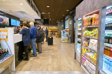 Milan Malpensa, İtalya - Kasım, 2017 yaklaşık: Milan-Malpensa Havalimanı'nda bir food court.