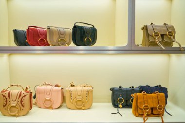 Milan, İtalya - Kasım, 2017 yaklaşık: çanta Rinascente alışveriş merkezi Milano ekranda. Rinascente yüksek kaliteli mağazaları oluşur.