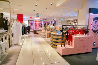 Milan, İtalya - Kasım, 2017 yaklaşık: çeşitli Rinascente ekranda iç çamaşırı. Rinascente yüksek kaliteli mağazaları oluşur.