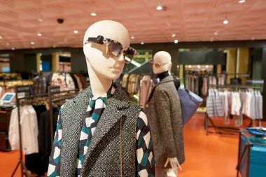 Rome, İtalya - Kasım, 2017 yaklaşık: kadın giyim bir ikinci amiral gemisi mağaza Rinascente Roma ekranda.