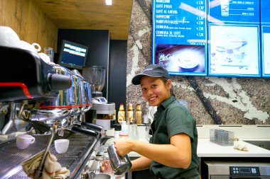 Milan, İtalya - Kasım, 2017 yaklaşık: çalışan bir Mccafe kahve dükkanında. Mcdonald's tarafından sahip olunan bir kahve evi tarzı yiyecek ve içecek zinciri, McCafe olduğunu.