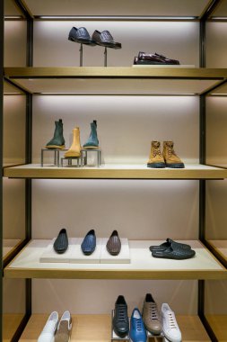 Rome, İtalya - Kasım, 2017 yaklaşık: Bottega Veneta ürünleri bir ikinci amiral gemisi mağaza Rinascente Roma ekranda.