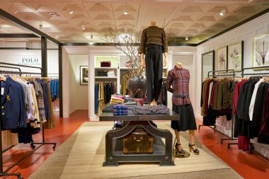 Rome, İtalya - Kasım, 2017 yaklaşık: kadın giyim bir ikinci amiral gemisi mağaza Rinascente Roma ekranda.