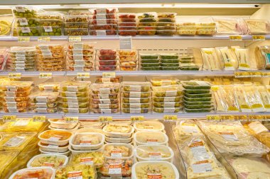 Roma, İtalya - Kasım 2017 yaklaşık: Roma'da Conad süpermarket gıda ürünleri ile dolu tezgahları görülür.