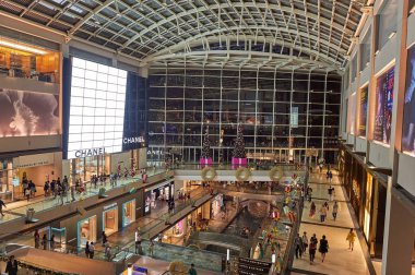 Singapur - 07 Kasım 2015: Marina Bay Sands, içinde Shoppes.