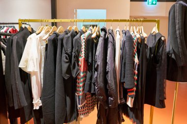 Rome, İtalya - Kasım, 2017 yaklaşık: kadın giyim bir ikinci amiral gemisi mağaza Rinascente Roma ekranda.