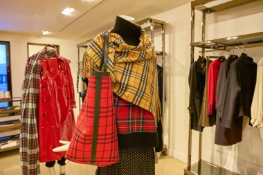 Milan, İtalya - Kasım, 2017 yaklaşık: çeşitli giysiler Rinascente ekranda. Rinascente yüksek kaliteli mağazaları oluşur.