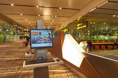 Singapur - Kasım, 2015 yaklaşık: Singapur Changi Havaalanı içinde.