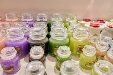 Rome, İtalya - Kasım, 2017 yaklaşık: Yankee mum ürünleri bir ikinci amiral gemisi mağaza Rinascente Roma ekranda.