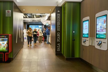 Rome, İtalya - Kasım, 2017 yaklaşık: Mcdonald's Restoran Roma içinde.    
