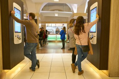Rome, İtalya - Kasım, 2017 yaklaşık: müşteriler kendi kendine sipariş kiosklar Roma'da Mcdonald's restoranda kullanın. 