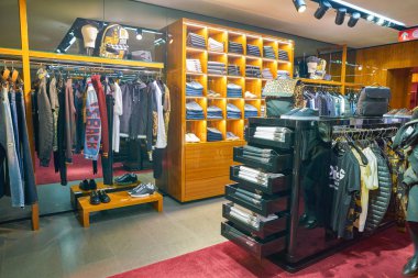 Milan, İtalya - Kasım, 2017 yaklaşık: çeşitli giysiler Rinascente ekranda. Rinascente yüksek kaliteli mağazaları oluşur.