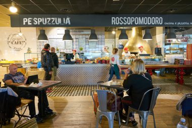 Milan Malpensa, İtalya - Kasım, 2017 yaklaşık: Rossopomodoro Milan-Malpensa Havalimanı'nda.