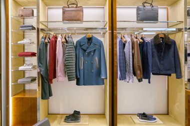 Milan, İtalya - Kasım, 2017 yaklaşık: çeşitli giysiler Rinascente ekranda. Rinascente yüksek kaliteli mağazaları oluşur.