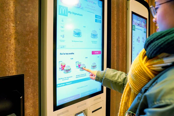 Milan, İtalya - Kasım, 2017 yaklaşık: bir Mcdonald's mağazasında müşteri sipariş ve kiosk sipariş kendi kendine ödeme.