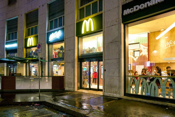 Milan Italië Circa November 2017 Een Mcdonald Restaurant Milaan Bij — Stockfoto