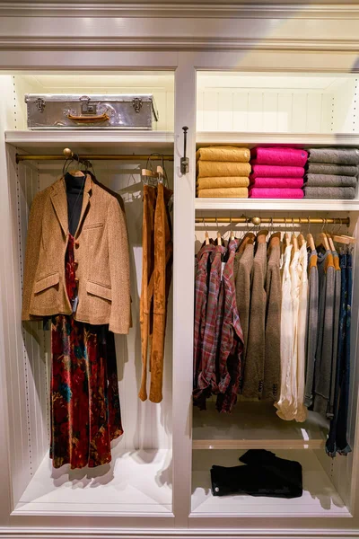 意大利米兰 2017年11月 Rinascente 展出各种衣服 Rinascente 是一家高端商店的集合 — 图库照片