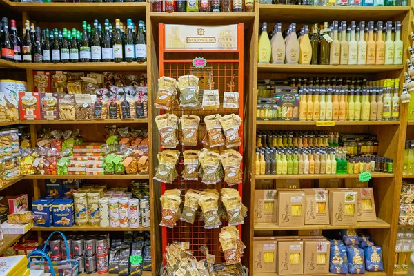 ローマ イタリア 2017年 月年頃 ローマの食料品店の棚 — ストック写真