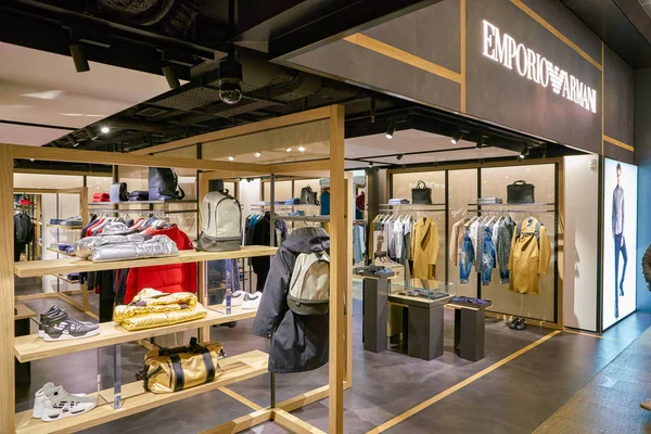 意大利米兰 2017年11月 Rinascente 展出各种衣服 Rinascente 是一家高端商店的集合 — 图库照片