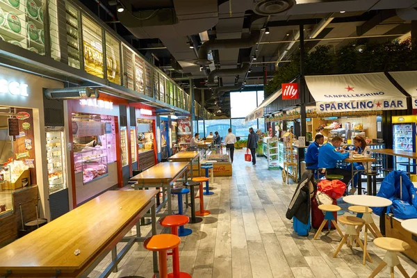 Milaan Malpensa Italië Circa November 2017 Een Food Court Luchthaven — Stockfoto