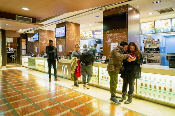 Milan Italy Circa November 2017 Dalam Restoran Mcdonald Mcdonald Adalah — Stok Foto