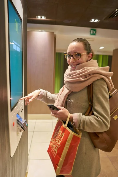 Рим Италия Circa November 2017 Woman Use Self Ordering Kiosk — стоковое фото