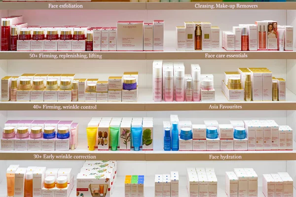ローマ イタリア 2017 クラランス美容製品は 番目の旗艦店のリナシェンテ ローマでディスプレイ上に座る クラランスはフランスの高級スキンケア 化粧品や香水の会社 — ストック写真