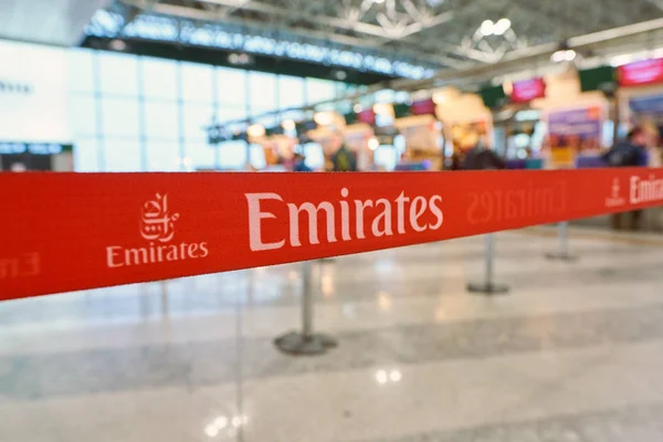意大利米兰马尔本萨 2017年11月 阿联酋航空公司在米兰马尔本萨机场1号航站楼登机区的签名 — 图库照片