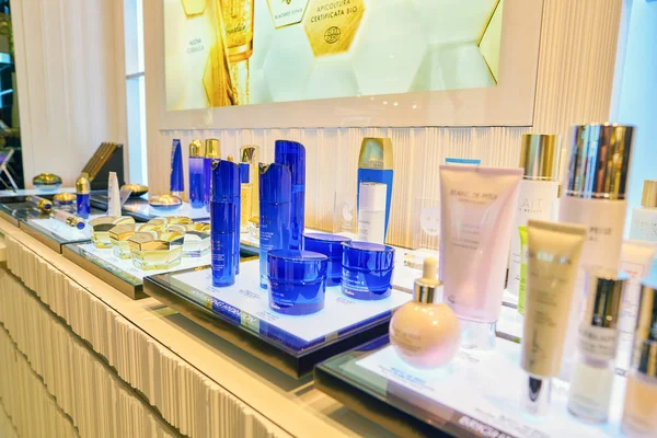 意大利米兰 2017年11月 Rinascente 展出化妆品 Rinascente 是一家高端商店的集合 — 图库照片