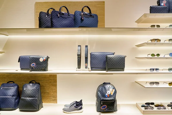 Ρώμη Ιταλία Circa Νοεμβρίου 2017 Μέσα Louis Vuitton Φυλάσσεται Ένα — Φωτογραφία Αρχείου