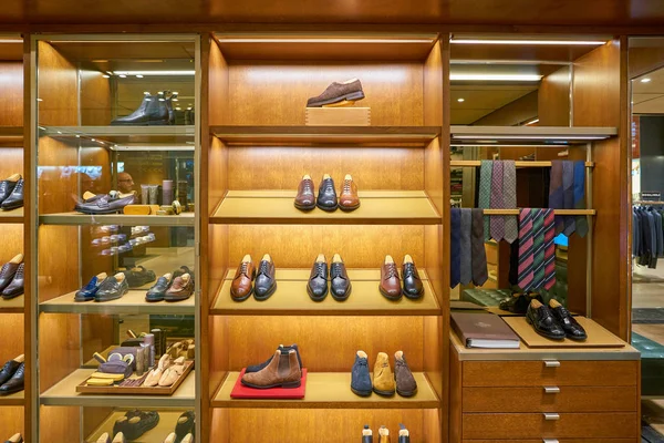 意大利米兰 2017年11月 在米兰的 Rinascente 购物中心展出鞋子 Rinascente 是一家高端商店的集合 — 图库照片