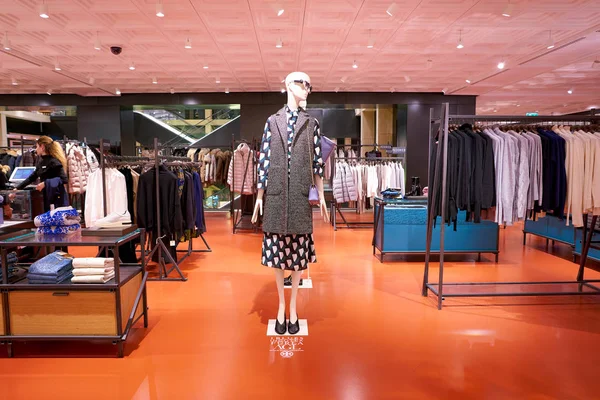 Roma Italia Circa Novembre 2017 Abbigliamento Donna Mostra Secondo Flagship — Foto Stock