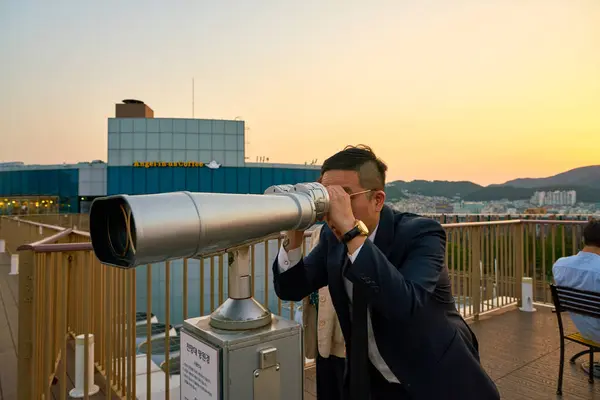 Busan Dél Korea Május 2017 Ember Nézz Binokuláris Távcső Megfigyelési — Stock Fotó