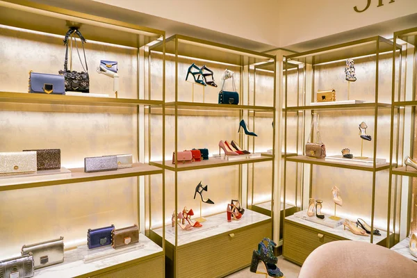 ミラノ イタリア 2017 靴ミラノのリナシェンテ ショッピング センターに展示します リナシェンテが高級店のコレクション — ストック写真
