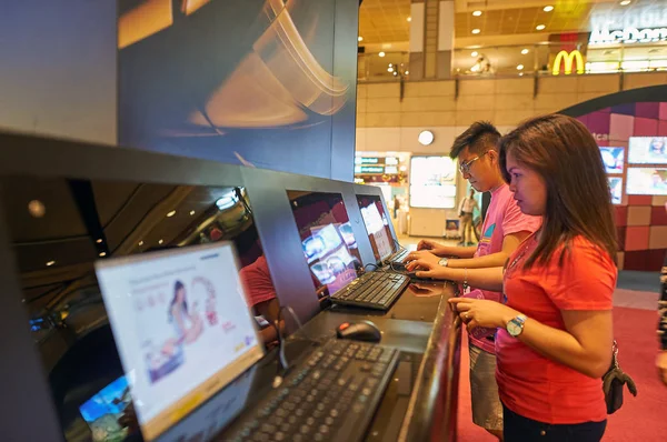 Singapur Noviembre 2015 Computadora Uso Pasajeros Aeropuerto Singapur Changi —  Fotos de Stock