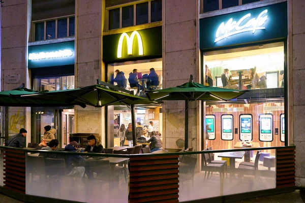 Milano Italia Circa Novembre 2017 Ristorante Mcdonald Milano Notte — Foto Stock