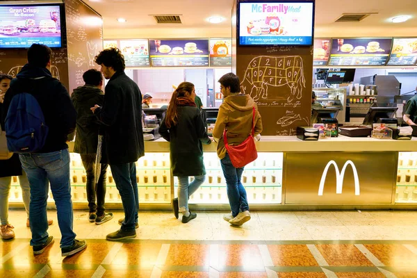 밀라노 이탈리아 2017 맥도날드 레스토랑 맥도날드는 미국의 햄버거와 패스트 레스토랑 — 스톡 사진