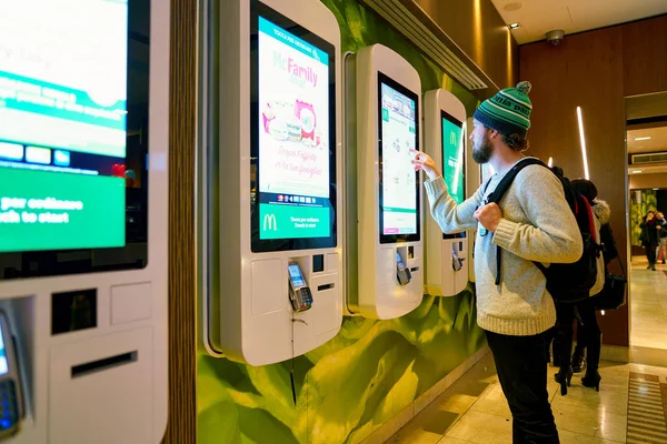 Milan Italy Circa November 2017 Customer Mcdonald Store Place Orders — Stock Photo, Image