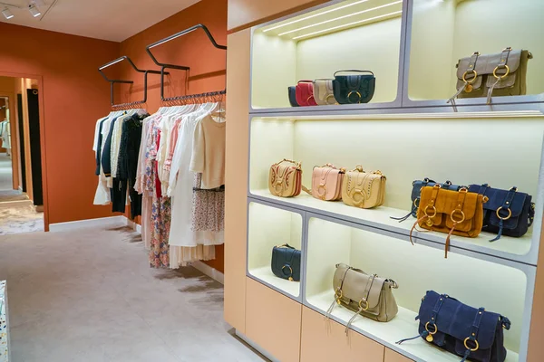 ミラノ イタリア 2017 洋服やバッグ リナシェンテでディスプレイ上の様々 リナシェンテが高級店のコレクション — ストック写真