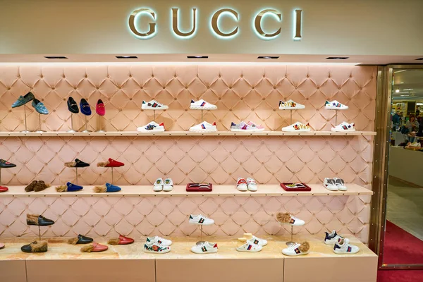 Milan Talya Kasım 2017 Yaklaşık Gucci Ayakkabı Rinascente Alışveriş Merkezi — Stok fotoğraf