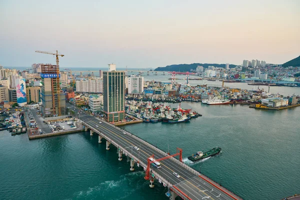 韩国釜山 2017年5月 乐天百货对釜山的看法 原名釜山 是韩国仅次于首尔的第二人口最多的城市 — 图库照片