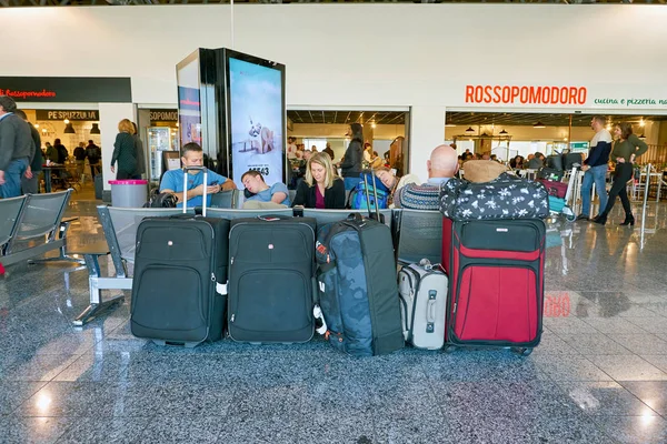 Mailand Malpensa Italien November 2017 Passagiere Sitzen Flughafen Mailand Malpensa — Stockfoto