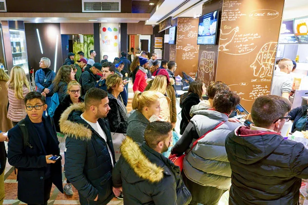 Milan Italy Circa November 2017 Customers Mcdonald Restaurant Milan — стоковое фото