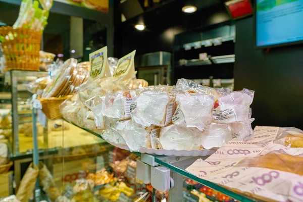 Rome, İtalya - Kasım 2017 yaklaşık: tatlılar bir bakkal Roma'da sergilenen.